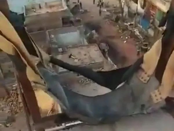 Delhi Violence : Rioters made catapults Gulel at roof for targeting people with petrol bomb and stones Video
