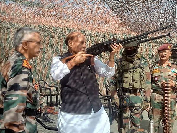 Rajnath Singh witnesses para dropping skills of Armed Forces at Stakna, Leh