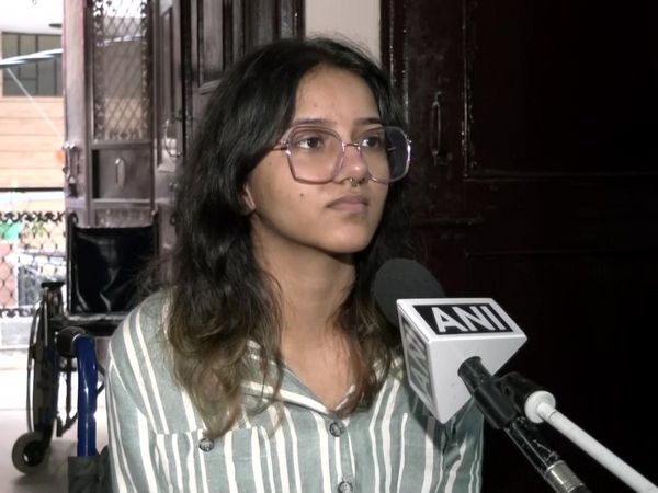 सृष्टि पांडे का कहना है कि व्‍हीलचेयर पर होने की वजह से उसे रेस्‍टोरेंट में एंट्री नहीं दी गई