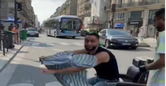 Viral Video: A person sitting in the middle of the road got his hair cut, then after seeing what he did, he would say- ‘What is Tashan?’, Viral video man hair cutting on road then doing something strange watch funny viral video