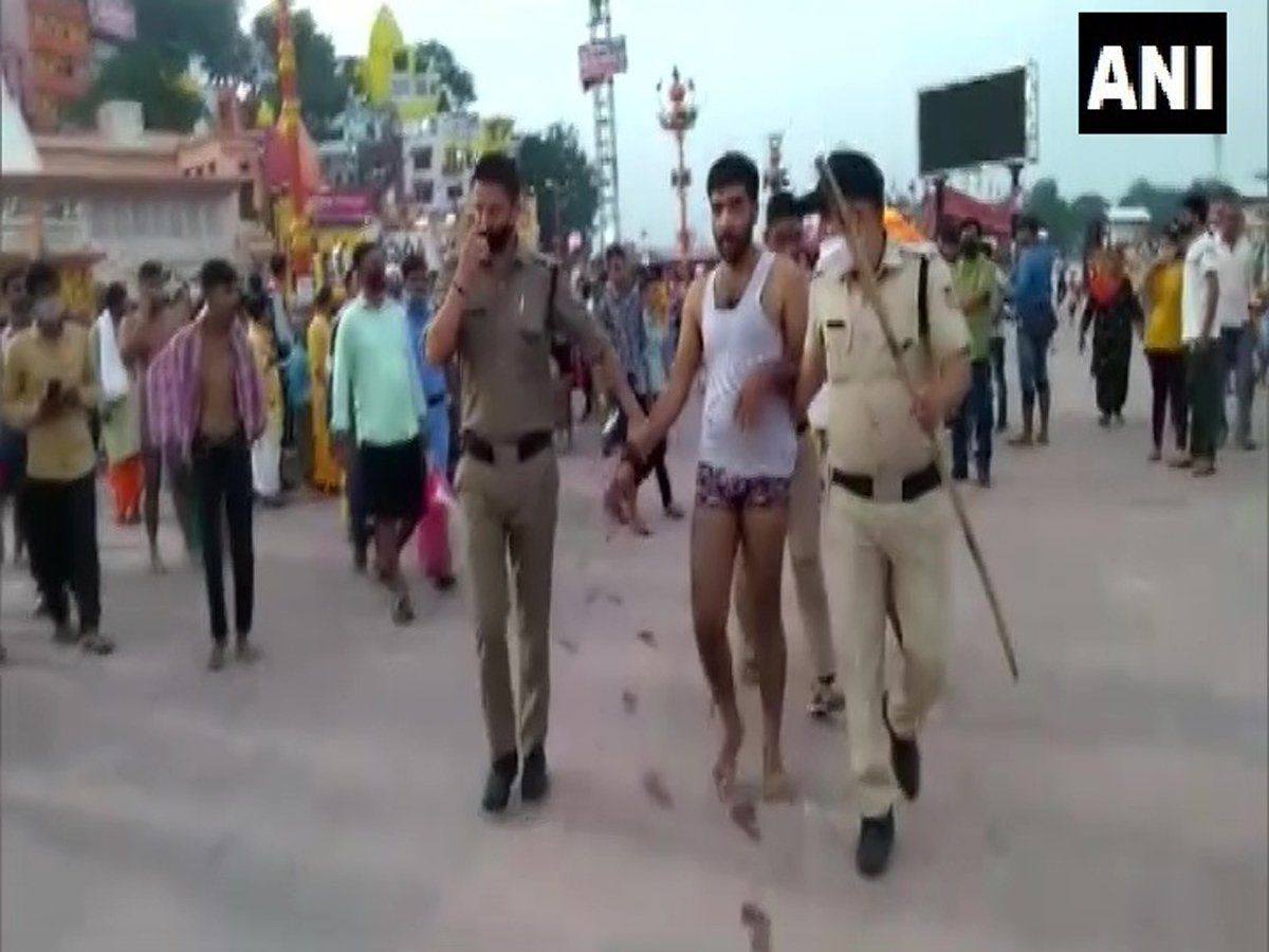 Har-ki-Pauri : हर की पैड़ी पर पी रहे थे हुक्का, पहले लोगों ने पीटा फिर पुलिस ने की कार्रवाई Video