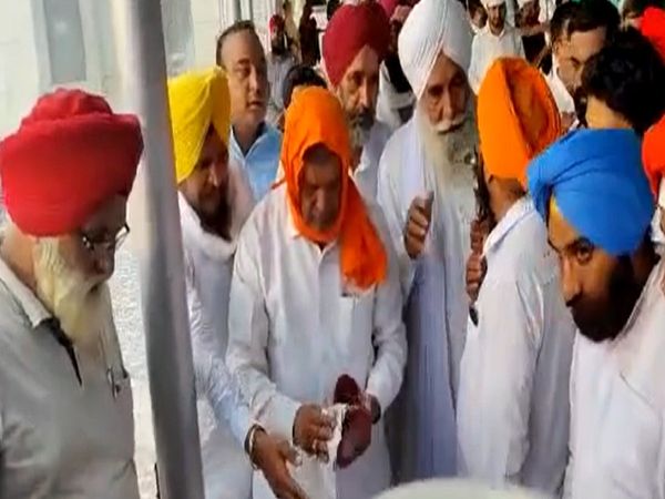 Harish Rawat, Harish Rawat cleaned shoes, commented on Panj Pyare, Punjab Congress crisis, Navjot Singh Sidhu, Captain Amarinder Singh