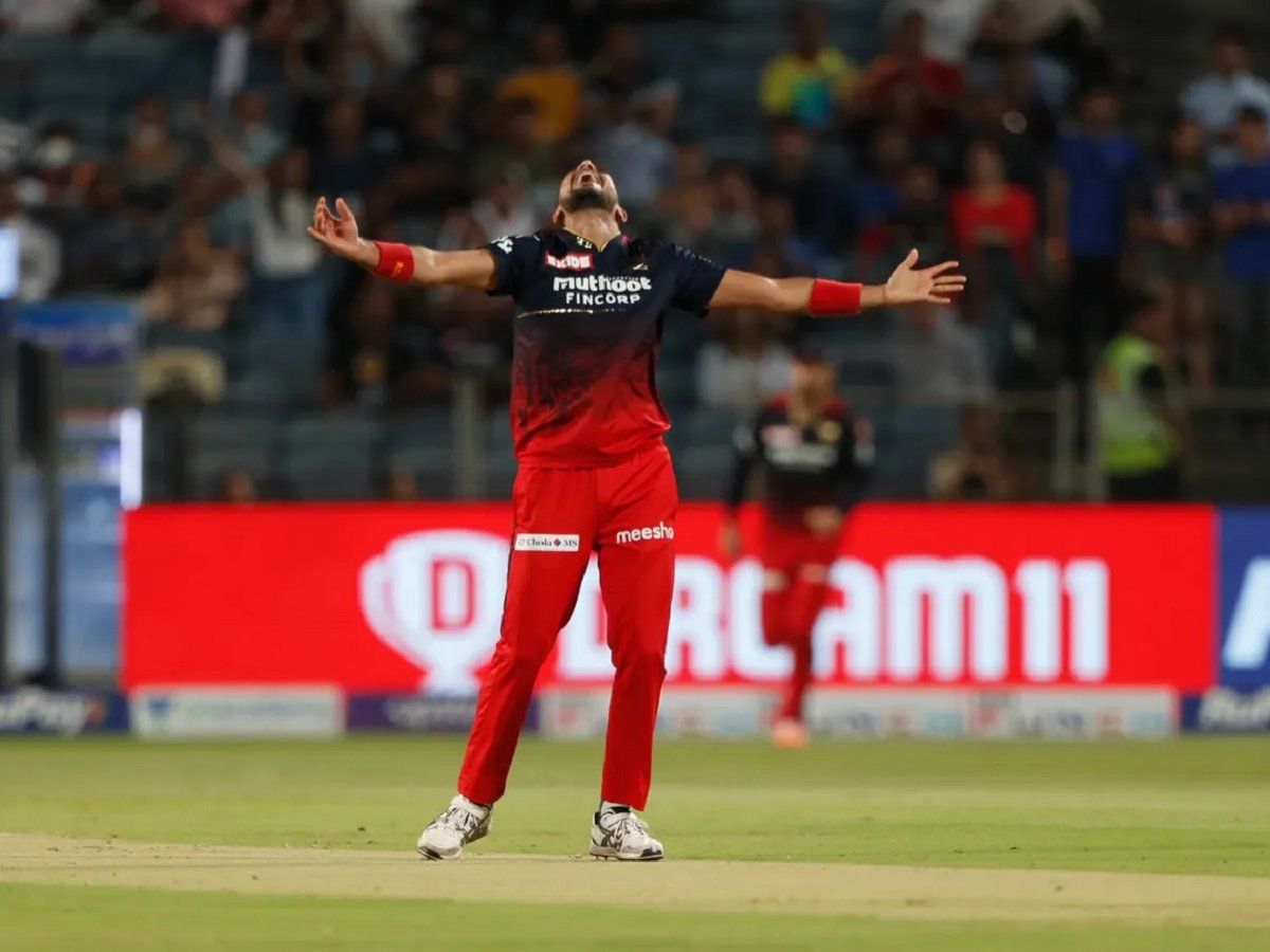 हर्षल पटेल पर टूटा दुखों का पहाड़, मुंबई के खिलाफ मैच के बाद अचानक आरसीबी का साथ छोड़ा