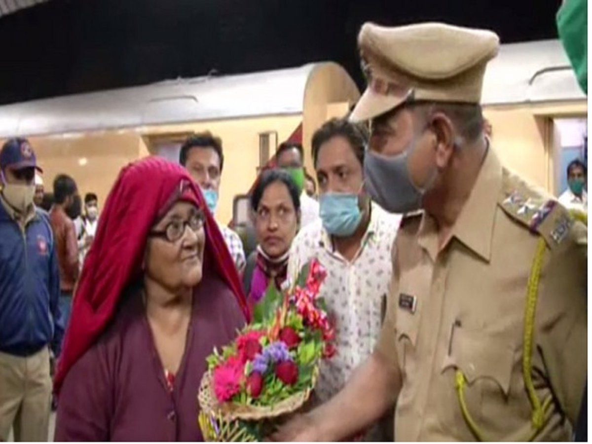 'लग रहा है स्वर्ग में हूं', पति के रिश्तेदारों से मिलने पाकिस्तान गई थीं हसीना बेगम, 18 साल बाद हुई वतन वापसी