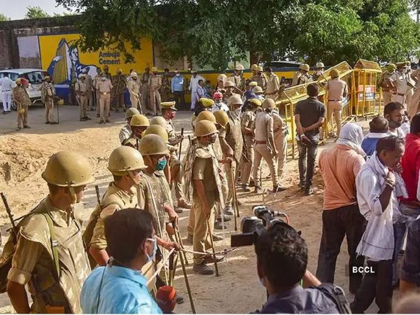 हाथरस केस : CBI ने दायर किया आरोप-पत्र, चारों अभियुक्‍तों पर सामूहिक दुष्‍कर्म, हत्‍या के संगीन आरोपहाथरस केस : CBI ने दायर किया आरोप-पत्र, चारों अभियुक्‍तों पर सामूहिक दुष्‍कर्म, हत्‍या के संगीन आरोप