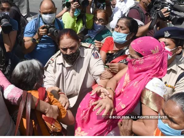 हाथरस केस: विरेाध-प्रदर्शन को लेकर सड़कों पर उतरे लोग (फाइल फोटो)