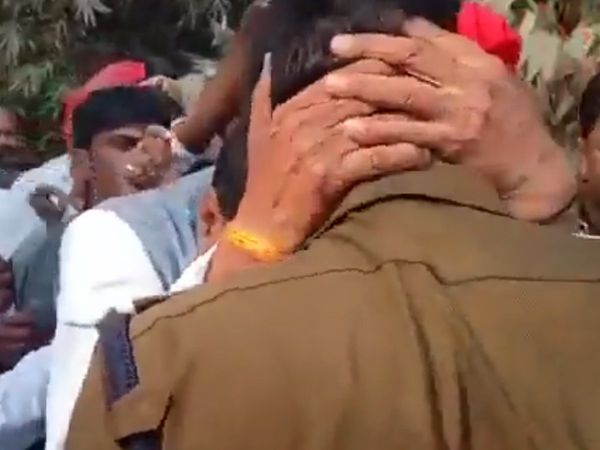 UP : SP MLA Prabhu Narayan Singh Yadav 'headbutts' cop during protest in Chandauli
