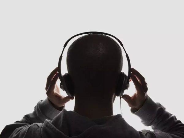 Headphone Side Effects, Headphone Side Effects in hindi, side effects of using headphones for long time, side effects of headphones on ears,कानों पर हेडफोन का दुष्प्रभाव, हेडफोन कैसे खतरनाक है हमारे कान के लिए, कानों पर हेडफोन का खतरनाक प्रभाव, हेडफोन कान