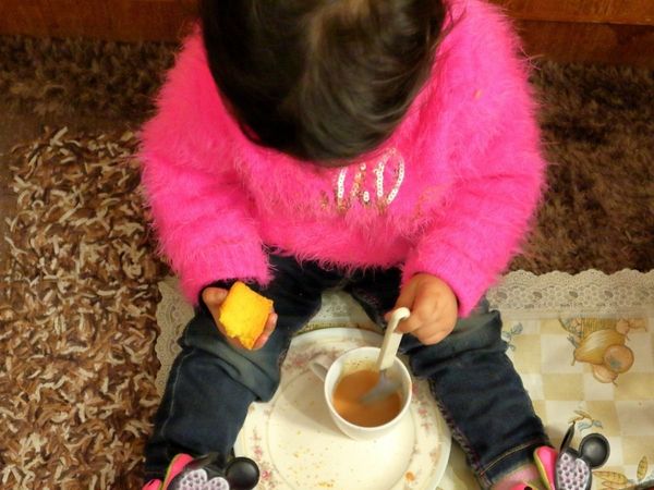 why Do Not Give Tea And Coffee Children, Why tea and coffee is bad for kids?, side effects of tea for child, side effects of coffee for child, what age can a child drink green tea