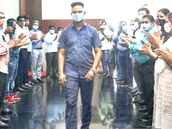 Mayur Shelke: ऐसे होते हैं रियल हीरो- रेल कर्मी जिसने ट्रेन के नीचे आने से बचाया मासूम को, हो रहा सम्मान