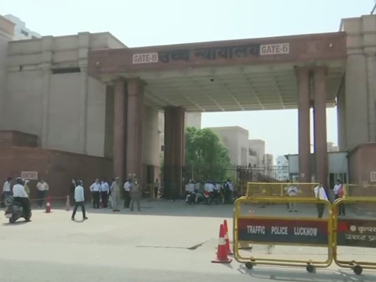 हाथरस DM ने हाई कोर्ट में बताया- आखिर देर रात में क्यों किया गया पीड़िता का अंतिम संस्कार