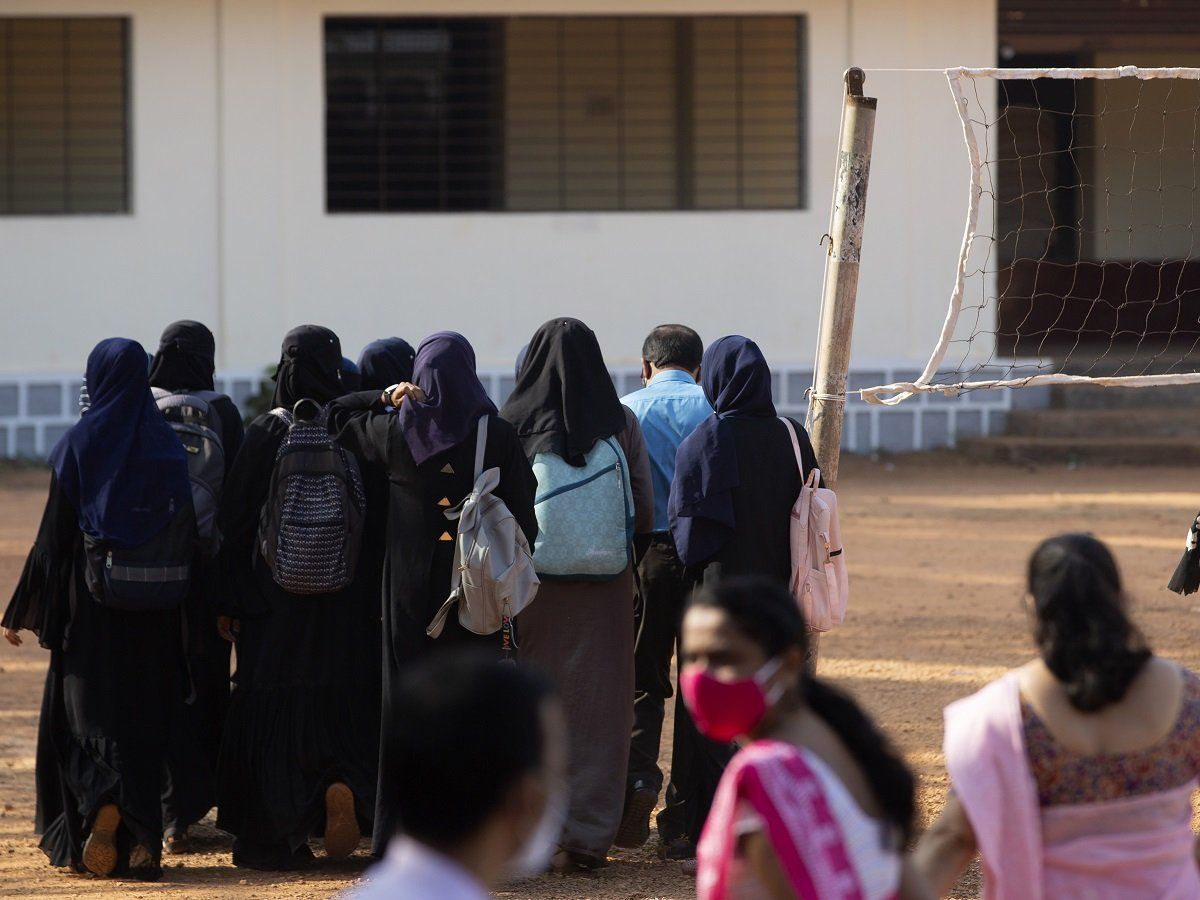 Karnataka Hijab Row: हिजाब को लेकर कर्नाटक HC में हुई सुनवाई, मामला बड़ी बेंच को रेफर किया गया