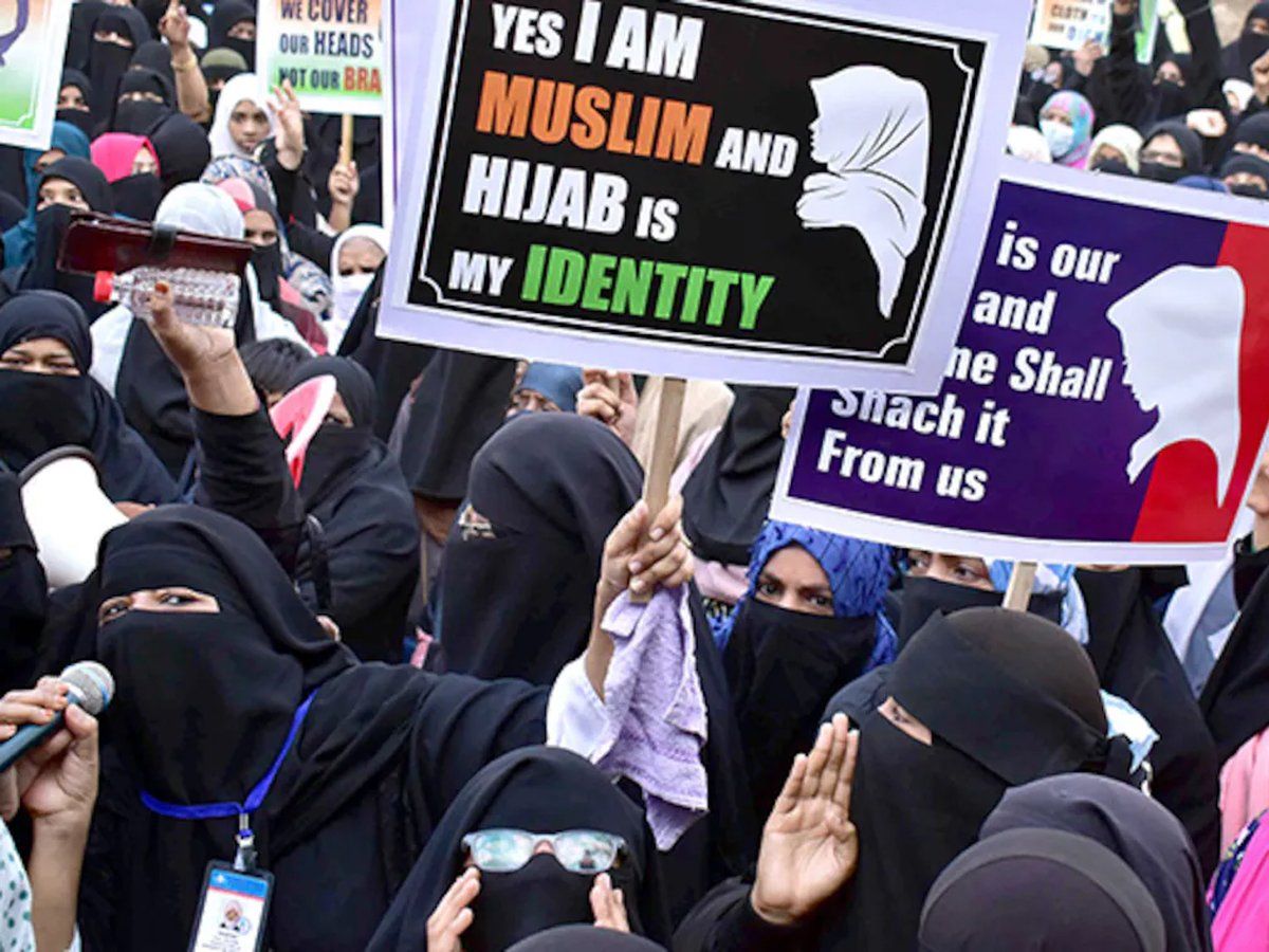 Hijab row : याचिकाकर्ताओं ने मांगी शुक्रवार को स्कूल में हिजाब पहनने की अनुमति, कोर्ट में अब कल होगी सुनवाई