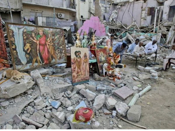 पाकिस्‍तान : 4 नाबालिग ने की मंदिर में तोड़फोड़, हिन्‍दू मंत्री बोले- लगे ईशनिंदा का कानून