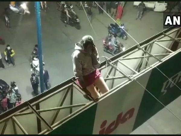 Minor girl climbs atop hoarding in Indore to marry boy against mother's wish
