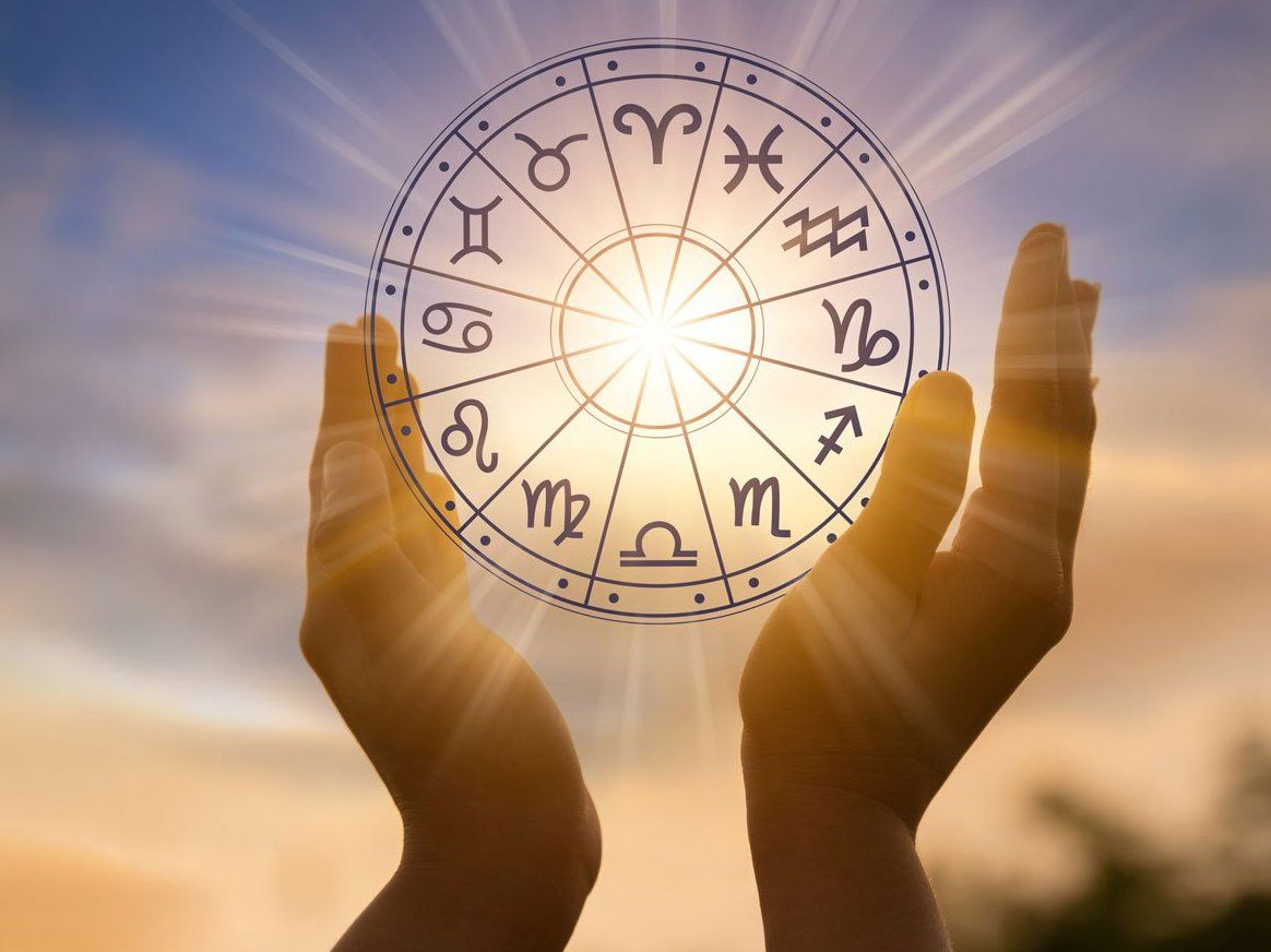 Horoscope Today01 May 2022: वृश्चिक व कुम्भ राशि के जातक व्यवसाय में लापरवाही ना बरतें, जानें क्या कहता है आपका राशिफल
