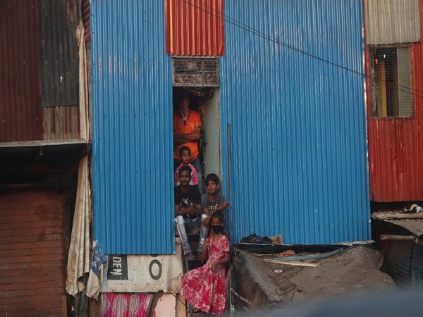 मुंबई में तेजी से बढ़ रहे हैं कोरोना के केस, लापरवाही या सजगता का नतीजा