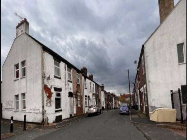 Couple Buy House in 100 Rupees then what happened know about shocking truth