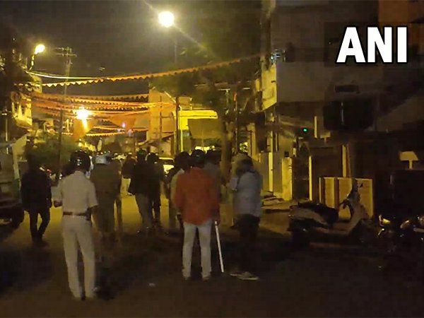 सोशल मीडिया पर पोस्ट को लेकर कर्नाटक के हुबली में भी भड़की दिल्ली जैसी हिंसा, 12 पुलिसकर्मी घायल