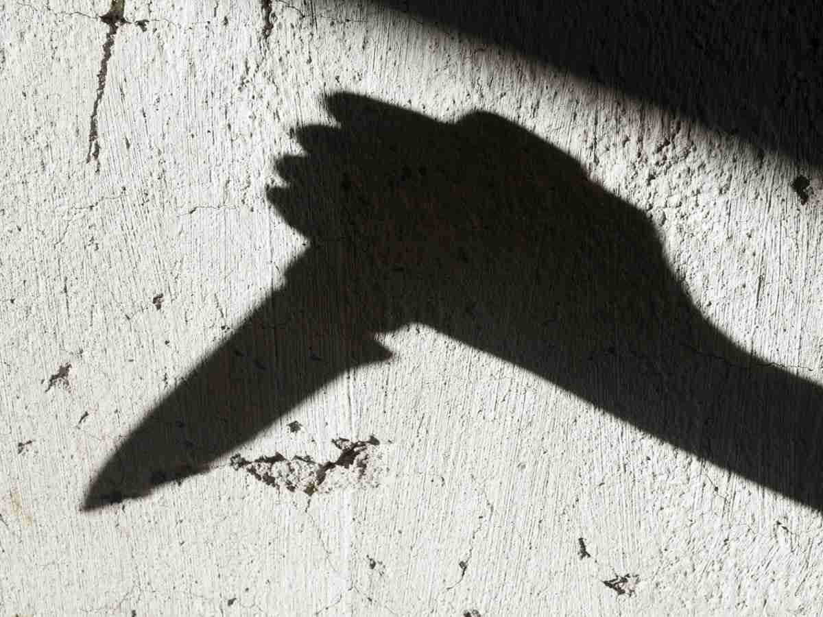 Karnataka के शख्स ने तलाक की अर्जी वापस लेने के कुछ ही मिनटों बाद कोर्ट में पत्नी का रेता गला, अस्पताल ले जाते समय हुई मौत