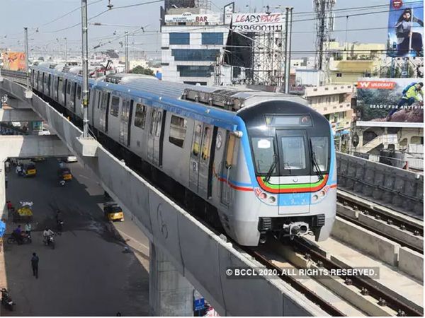 भारी बारिश से बेहाल हैदराबाद में मेट्रो ने गर्भवती महिला के लिए चलाई विशेष ट्रेन