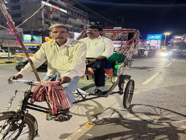 Nitish's principal secretary is crazy about rickshaw rides