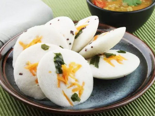 इडली को चाय में डुबोकर भी भला कोई खाता है, सामने आया ये Viral Video