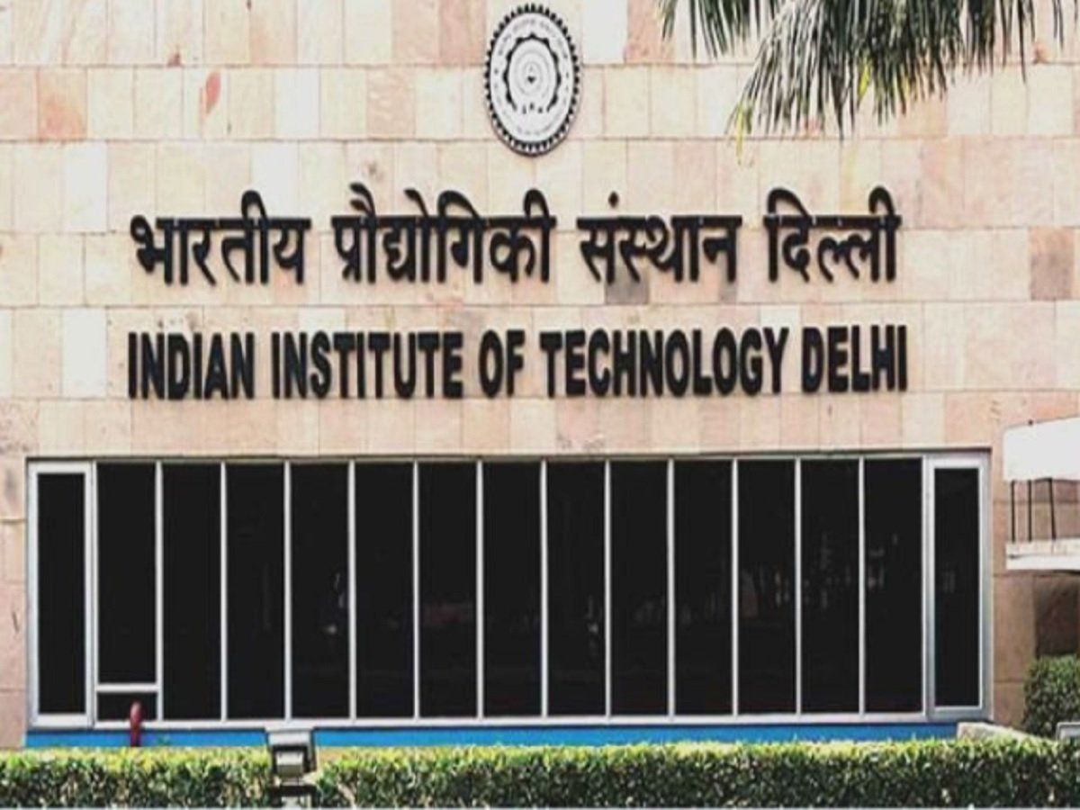 IIT दिल्ली ने निकाली डॉग हैंडलर के लिए जॉब, योग्यता-सैलरी देख भड़का सोशल मीडिया, देनी पड़ी सफाई