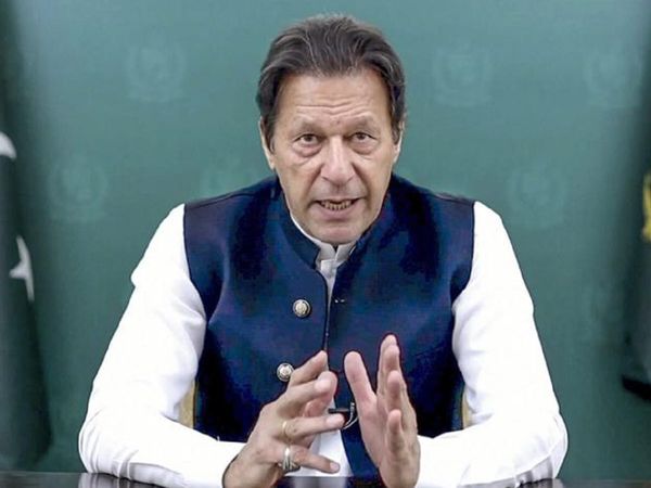 इमरान खान आतंकवाद के प्रति अपनी नीतियों को लेकर फिर सवालों के घेरे में हैं