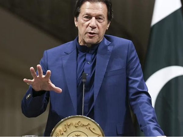 पाकिस्‍तान के प्रधानमंत्री इमरान खान घरेलू राजनीति में बुरी तरह घ‍िर गए हैं