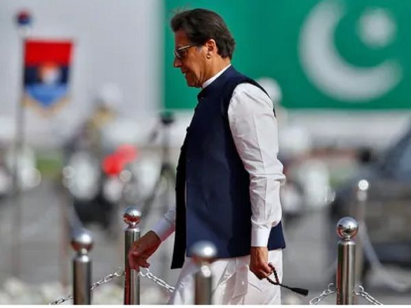 पाकिस्‍तान के प्रधानमंत्री इमरान खान अपने सियासी करियर में अब तक के सबसे बड़े संकट का सामना कर रहे हैं