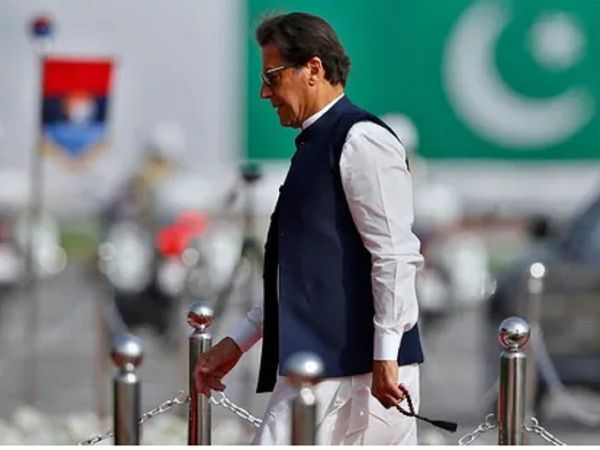 इमरान खान के लिए आज परीक्षा का दिन