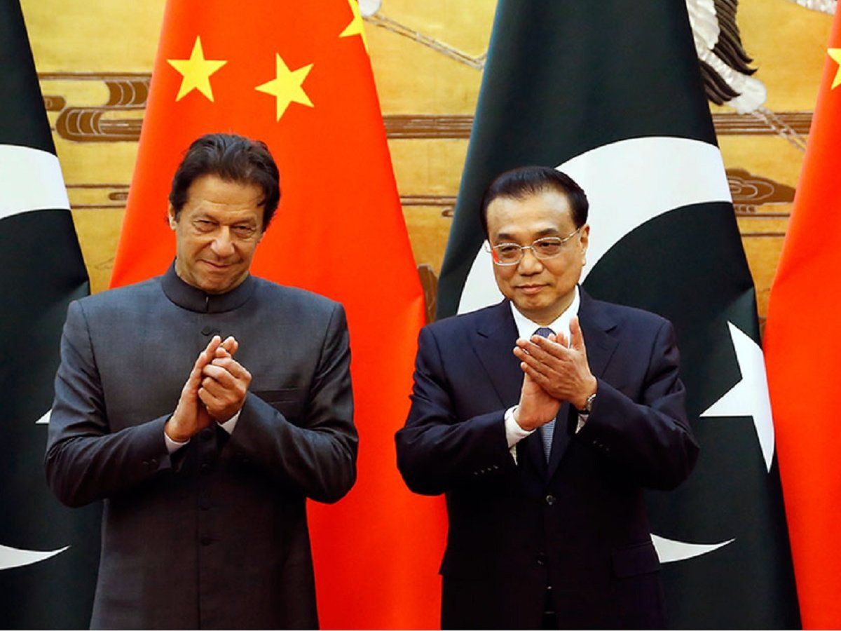 PAK में चीनी नागरिकों पर हमला! 'ड्रैगन' के कड़े रुख से सहमे इमरान खान, PM को फोन कर दिया दोस्ती का वास्ता