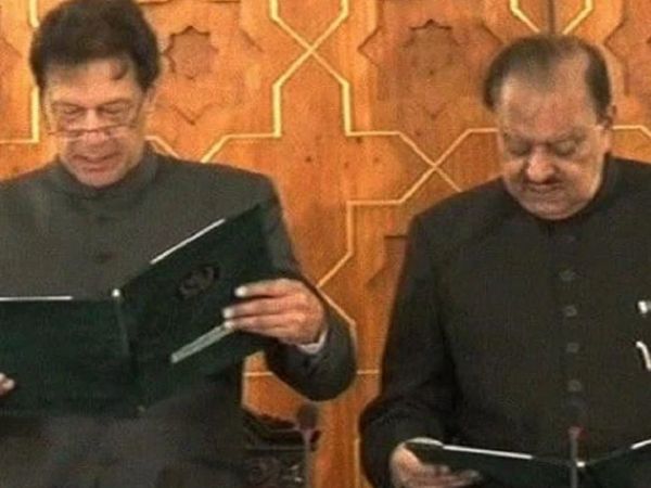 Throwback: शपथ लेते वक्‍त उर्दू के शब्‍दों पर अटक गए थे इमरान खान, भरे समारोह में मांगनी पड़ी थी माफी