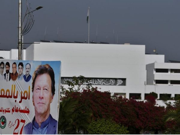 इमरान खान को मिली थोड़ी और मोहलत, नेशनल असेंबली का सत्र शुरू होते ही स्‍थगित