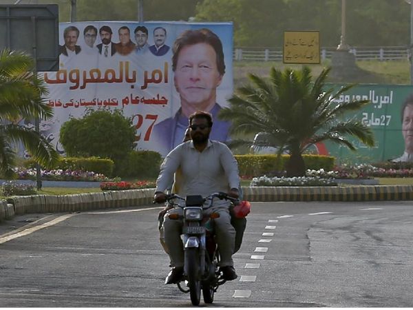 नेशनल असेंबली के पास लगी इमरान खान की तस्‍वीर