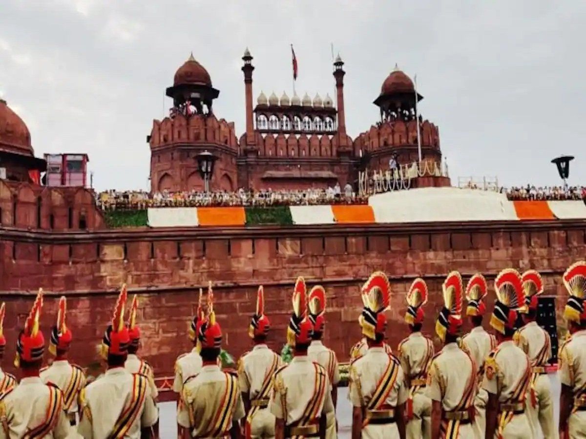 75th independence day 2021: इस बार का स्वतंत्रता दिवस खास, हेलीकॉप्टर से लाल किला परिसर में होगी पुष्प वर्षा