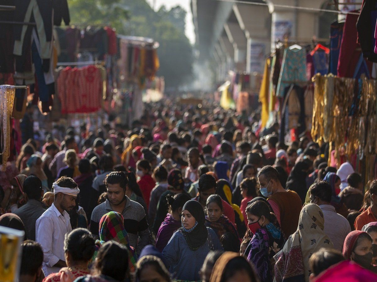 Coronavirus Updates: देश में बेकाबू हो रहा कोरोना, 24 घंटे में 27000 से ज्यादा केस, Omicron के मामले 1500 पार