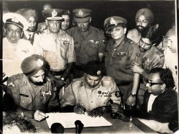 नरल नियाजी के साथ करीब 90 हजार पाकिस्तानी सैनिकों ने भारतीय सेना के सामने हथियार डाल दिए थे