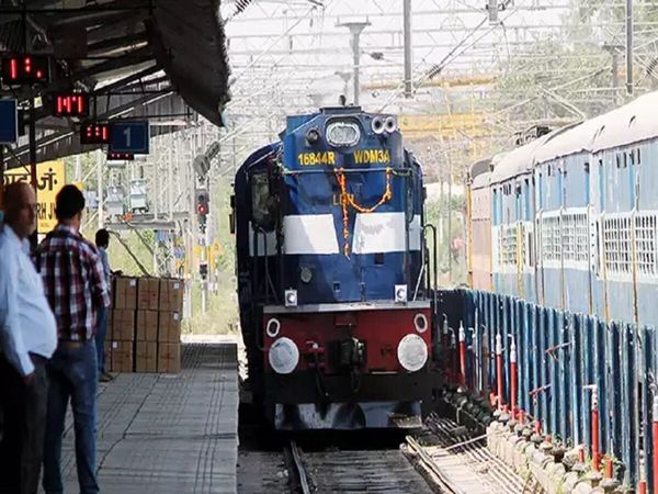 Lucknow delhi anand vihar terminal double decker train 