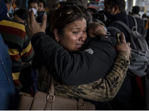बड़ी संख्‍या में भारतीय छात्र स्‍वदेश लौटे हैं, जो एयरपोर्ट पर अपने अभिभावकों से मिलकर भावुक हो गए तो उनके माता-पिता के आंसू भी थमने का नाम नहीं ले रहे