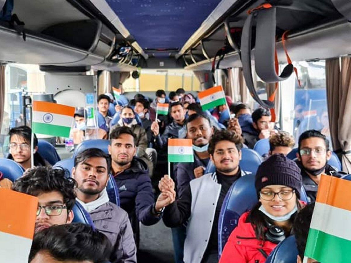 '20 हजार भारतीय स्टूडेंट्स ने छोड़ा यूक्रेन', भारतीयों को बंधक बनाने पर भी बोला विदेश मंत्रालय