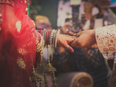 Bihar Viral Marriage: the family members did not agree in Bhagalpur, then  the police got married-बीच सड़क पर झगड़ रहा था प्रेमी युगल, पुलिस को जब वजह  पता चली तो करा दी