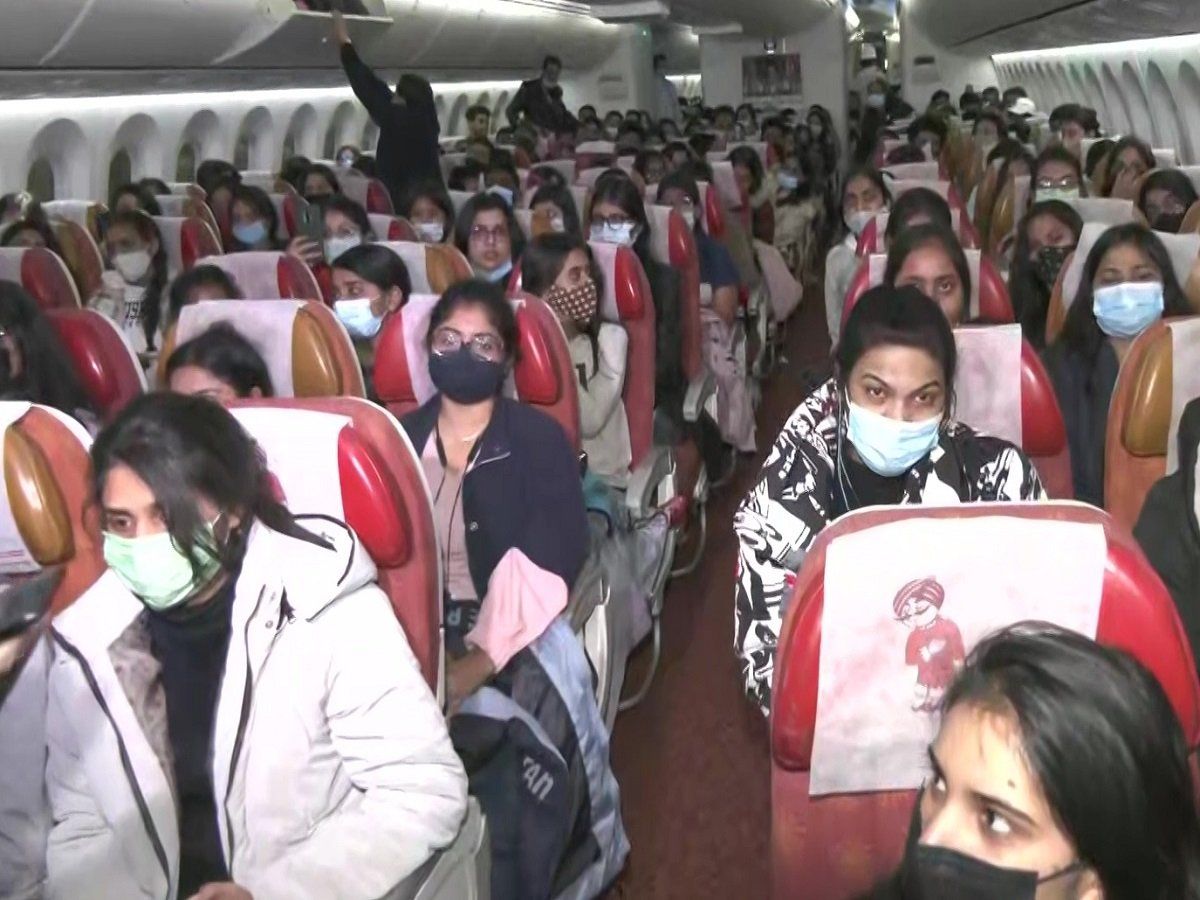 दूसरे जत्थे में 250 भारतीय नागरिक यूक्रेन से दिल्ली पहुंचे, सिंधिया ने किया स्वागत, सभी की वापसी का दिलाया आश्वासन