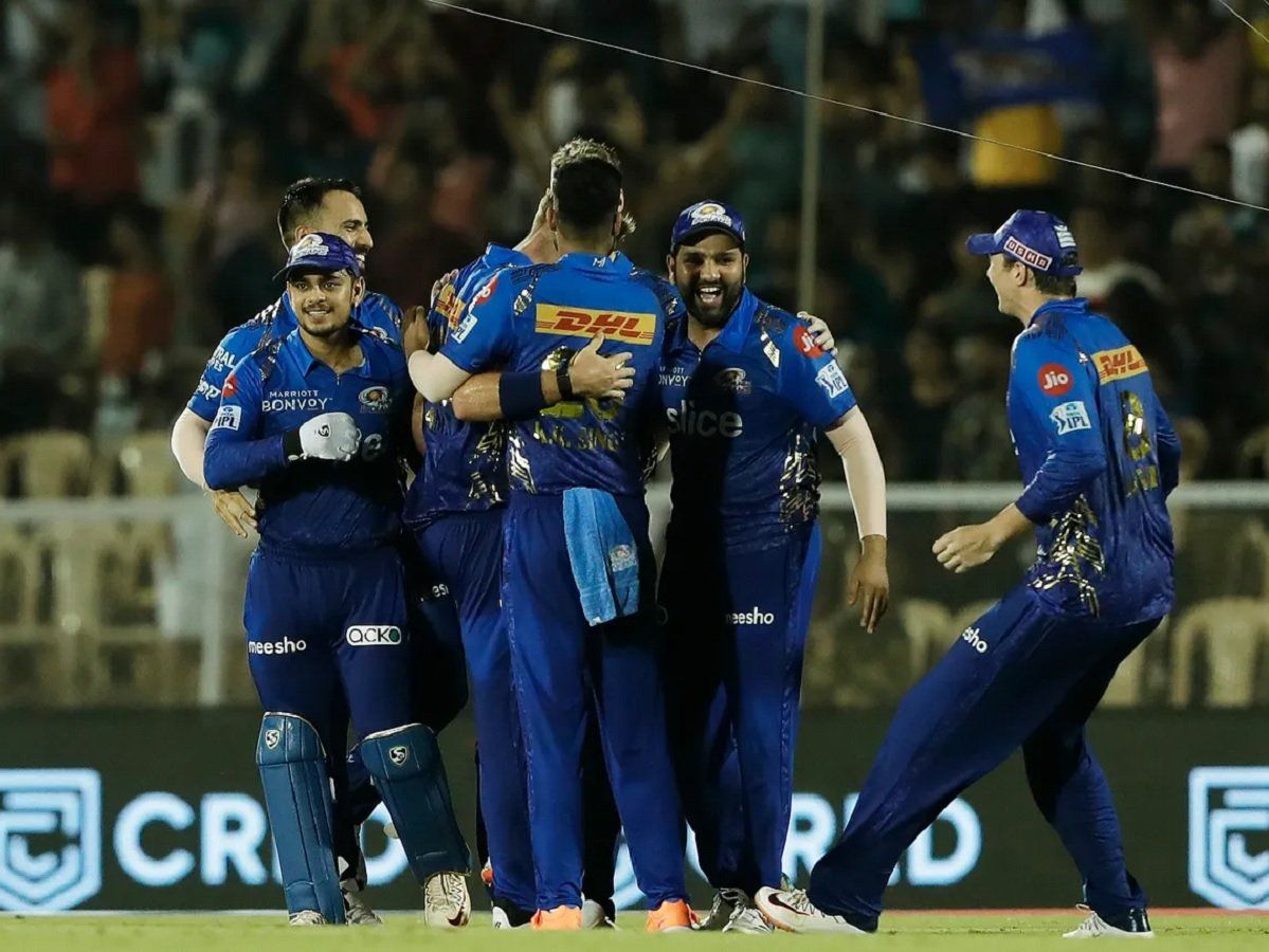 IPL 2022: मुंबई इंडियंस को लगा तगड़ा झटका, प्रमुख खिलाड़ी हुआ टूर्नामेंट से बाहर