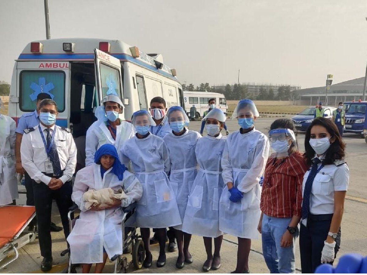 जमीन से हजारों फीट दूर आसमान में गूंजी किलकारी, IndiGo की फ्लाइट में महिला ने दिया बच्ची को जन्म
