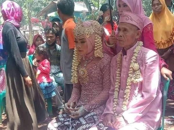 78 साल की उम्र में 17 साल की किशोरी से की शादी, फिर 22 दिनों में ही हो गया तलाक, देखें तस्‍वीरें