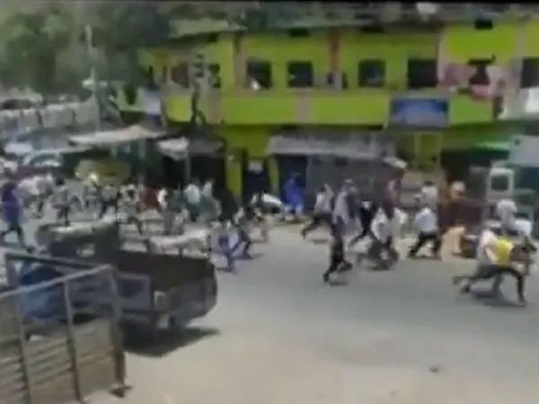 Indore: Cops clash with civilians after people caught violating lockdown norms 