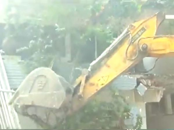 सेक्‍स रैकेट चलाने के आरोपी प्‍यारे मियां के आश‍ियाने पर चला बुलडोजर, आपत्तिजनक चीजें बरामद