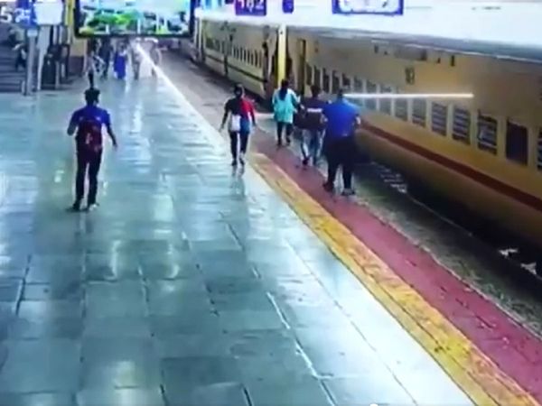 ट्रेन के नीचे आने ही वाली थी महिला, तभी 'देवदूत' बनकर आया शख्‍स, बाल-बाल बची जान